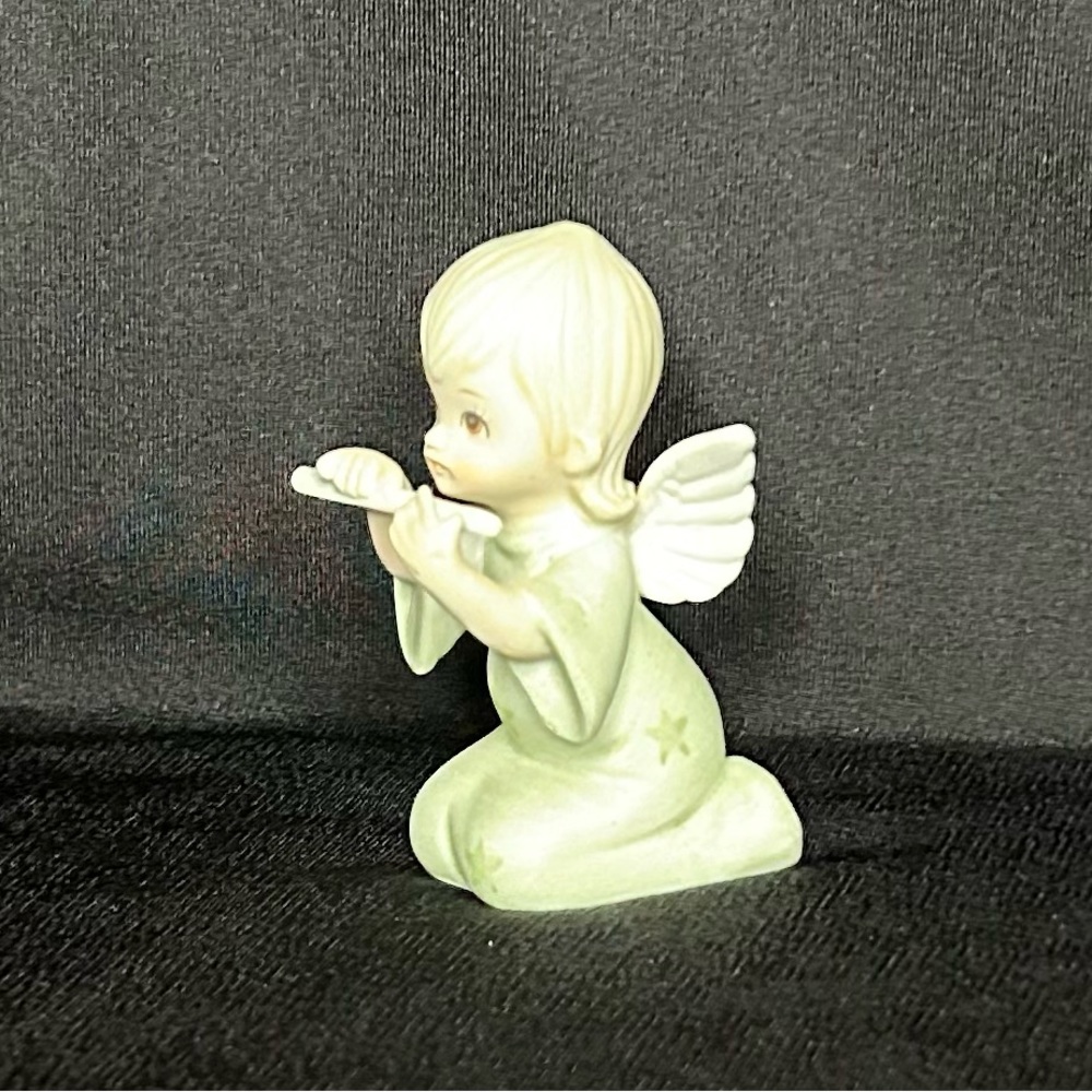 Lefton China kneeling angel figurine playing flute, Christopher Collection 1983 - Picture 2 of 5
